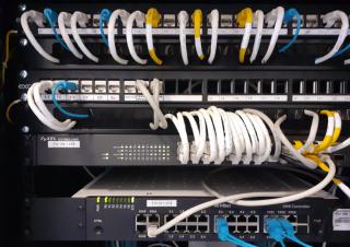 Vue sur des câbles reliant des éléments de matériel informatique