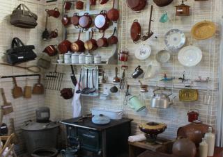 accrochés au mur, des instruments de cuisines anciens