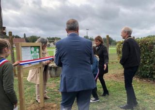 Inauguration d'un panneau sur une aire de sport
