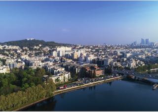 Vue du ciel d'une ville au bord d'une rivière