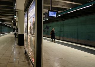 femme dans le métro 