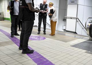 contrôle des billets dans le métro 