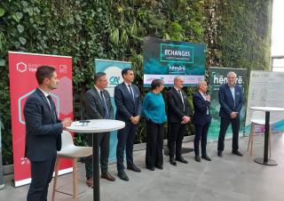 Photo de groupe avec les partenaires