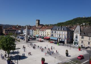 Vue du ciel, une place entourée de bâtiments. Centre ville.