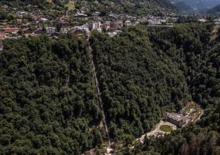 Deux zones construites sur deux niveaux différents, reliées par un ascenceur