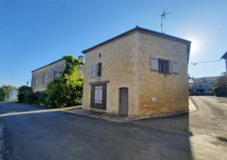 Maison de pierre dans un village