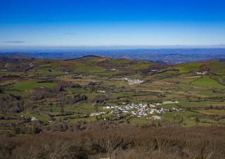 Vue aérienne d'une paysage vallonné et parcellé de haies 