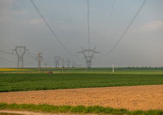 lignes électriques dans un champs