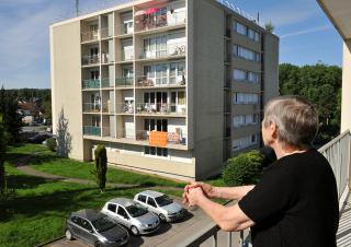 personne agée sur son balcon 