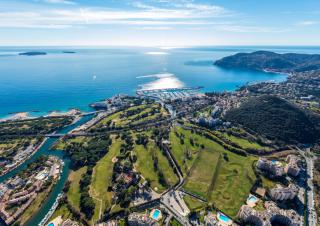 Vue aérienne d'une ville de littoral
