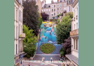 Un escalier dont les contre-marches forment une fresque dans les tons bleus