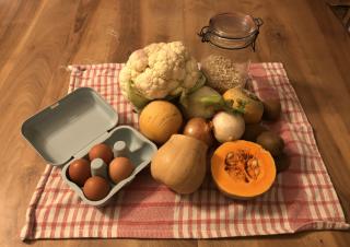Nature morte fruits et légumes sur torchon à carreaux