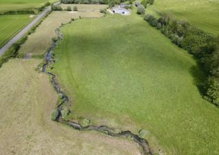 Vue d'une ciel d'une rivière serpentant dans des prairies
