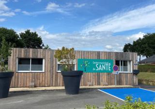 Batiment bardé de bois sur lequel on peut lire "centre municipal de santé"