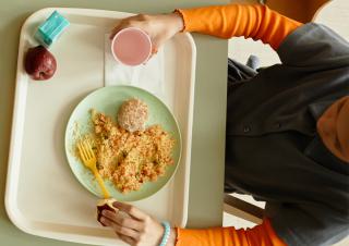 couverts en plastiques à la cantine 