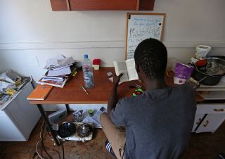 un étudiant dans sa chambre