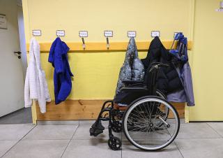 Un fauteuil roulant dans le couloir d'une école