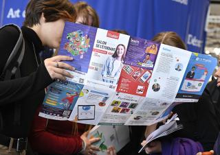 des jeunes dans un salon étudiants 