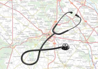 Un stéthoscope posé sur une carte routière