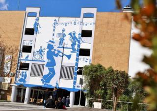 Une bâtiment peint avec des silhouettes de musiciens