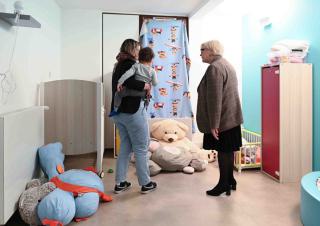 Catherine Vautrin en visite dans une pouponnière