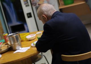 une personne agée dans un centre d'accueil 