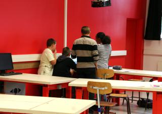 un groupe d'élèves dans une classe