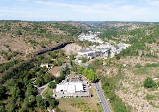 Vue du ciel, une zone commerciale dans une vallée