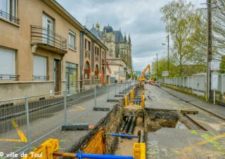 Une rue avec une tranchée de travaux