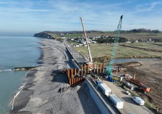Front de mer vu du ciel, avec grues et gros engins de travaux