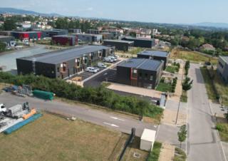 Vue du ciel d'une zone d'activité: bâtiments carrés et parkings