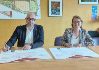 Nicolas Soret, maire de Joigny, et Sophie Diemunsch, directrice territoriale signent