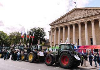 des tracteurs devant l'Assemblée nationale