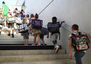 des enfants avec des cartables