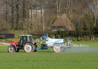 épandage de pesticicides à proximité d'une propriété
