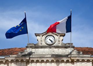 Façade d'un emairie avec un drapeau Français et européen