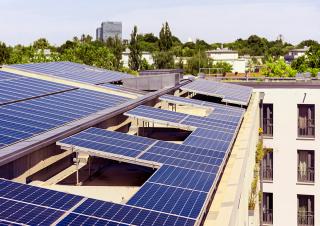 panneaux solaires sur le toit d'un immeuble d'habitation 