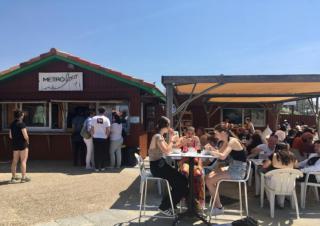 Bar avec grande terrasse ensoleillée