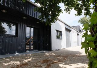 Photo d'un bâtiment moderne en tole