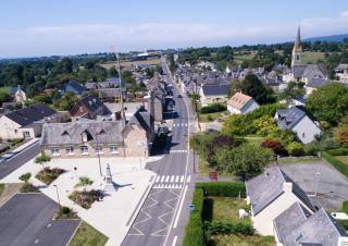 Vue du ciel d'un village de maisons aux toits d'ardoise gris 