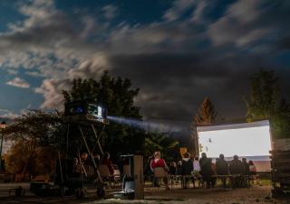 Photo d'une projection de cinéma nocturne en plein air
