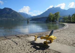 Une plage avec une rampe d'accès et un fauteuil pour aller dans l'eau