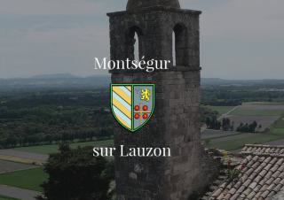 Vue d'une tour carrée avec la campagne qui s'étend en arrière plan. En surimpression, on peut lire "Monségur sur Lauzon", avec les armoiries du village