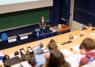 des étudiants dans uun amphitheatre 