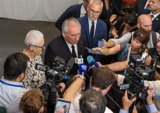 François Bayrou s'adressant à la presse