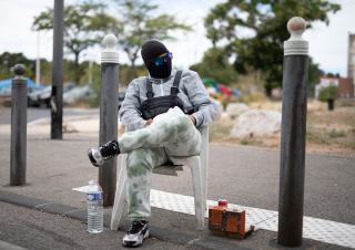 un guetteur dans les quartiers nord de Marseille