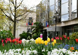 Hôtel de ville de Courbevoie avec parre-terre de fleurs