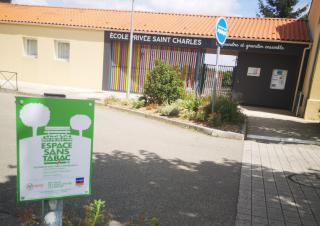 Un panneau espace sans tabac, devant l''école privée saint charles à Nesmy