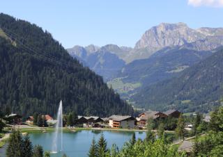 Lac, chalets, montagnes