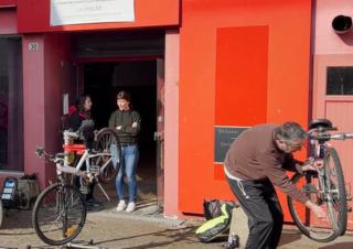 Atelier de réparation de vélos sur fond rouge